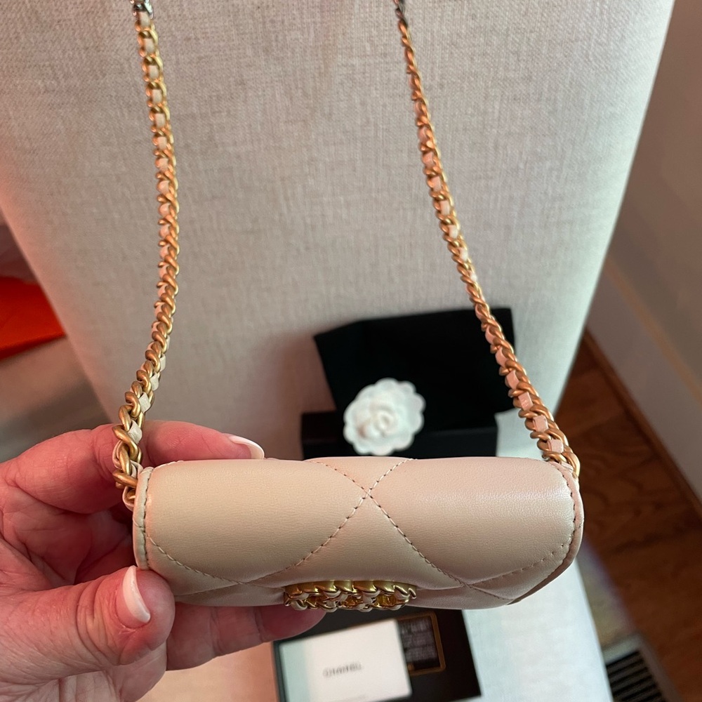 ❌❌❌SOLD❌❌❌CHANEL 19 Authentic Cardholder On Chain - Picture 15 of 16